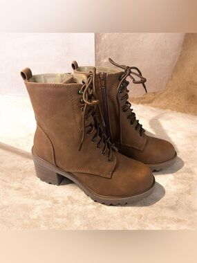 SODA Lace-Up Combat Boots Size 7.5 Brown Chunky Heel Lug Sole Ankle Boots